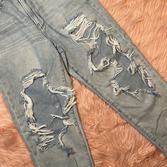 American‎ Eagle Light Wash Distressed Mom Jean Size 6 - Picture 6 of 9